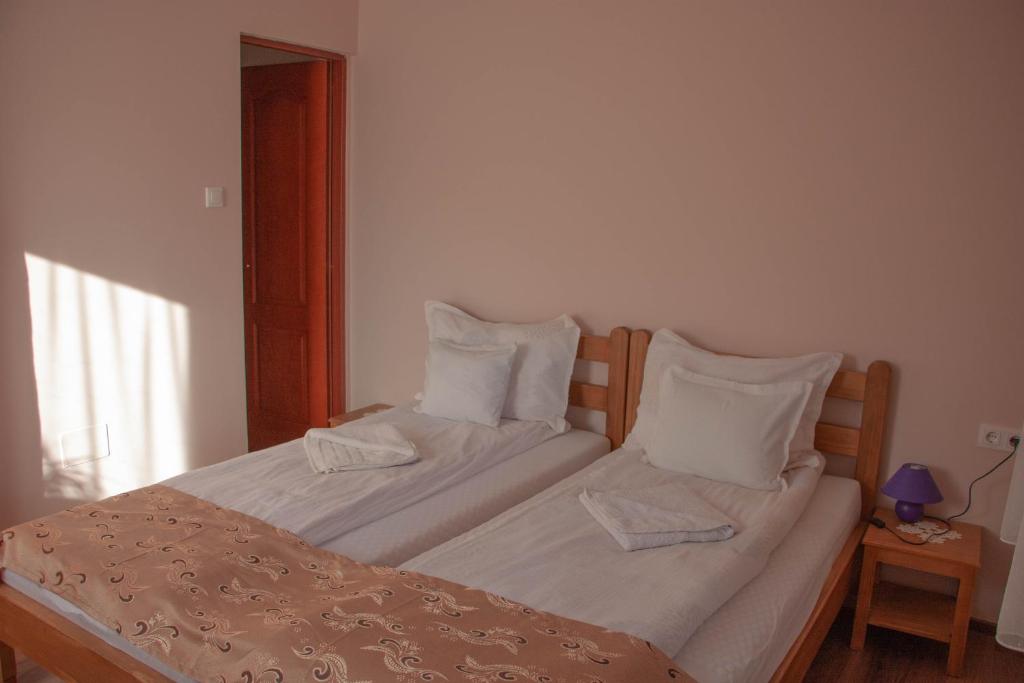 Postel nebo postele na pokoji v ubytování Nyikó Vendégház