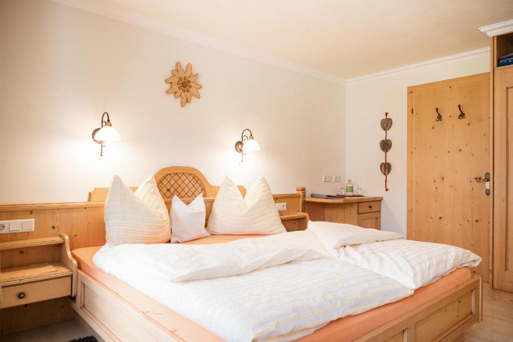 Postel nebo postele na pokoji v ubytování Landhaus Gemsenblick