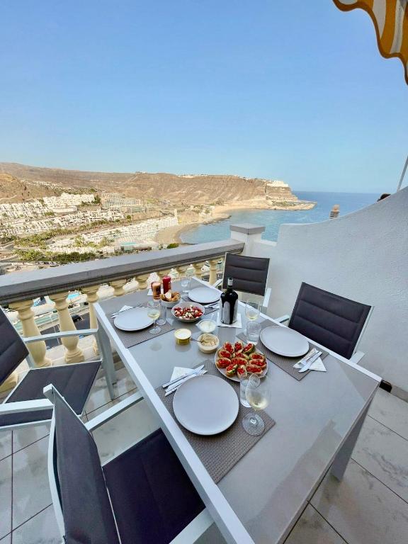 a table on a balcony with a view of the ocean at Karin's Beach Loft, Playa del Cura in Playa del Cura