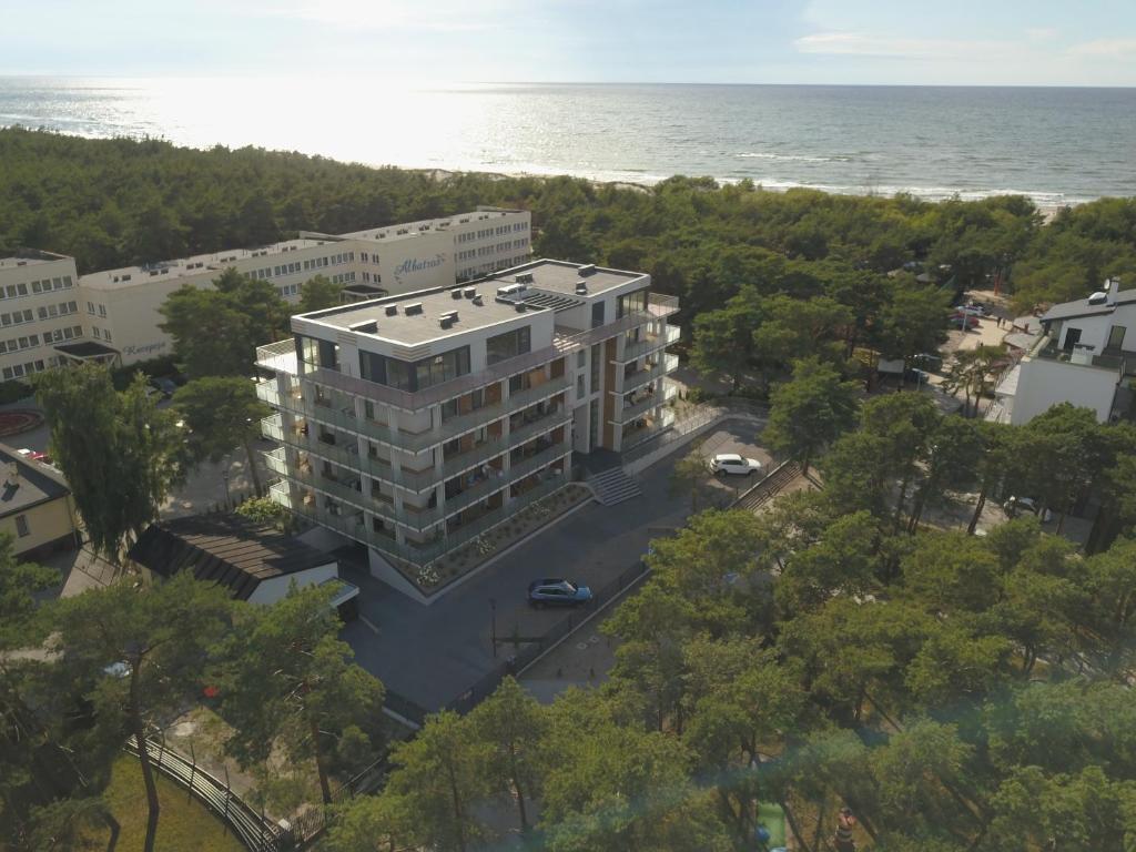 uma vista aérea de um edifício junto ao oceano em Sandapartments West Beach em Rowy