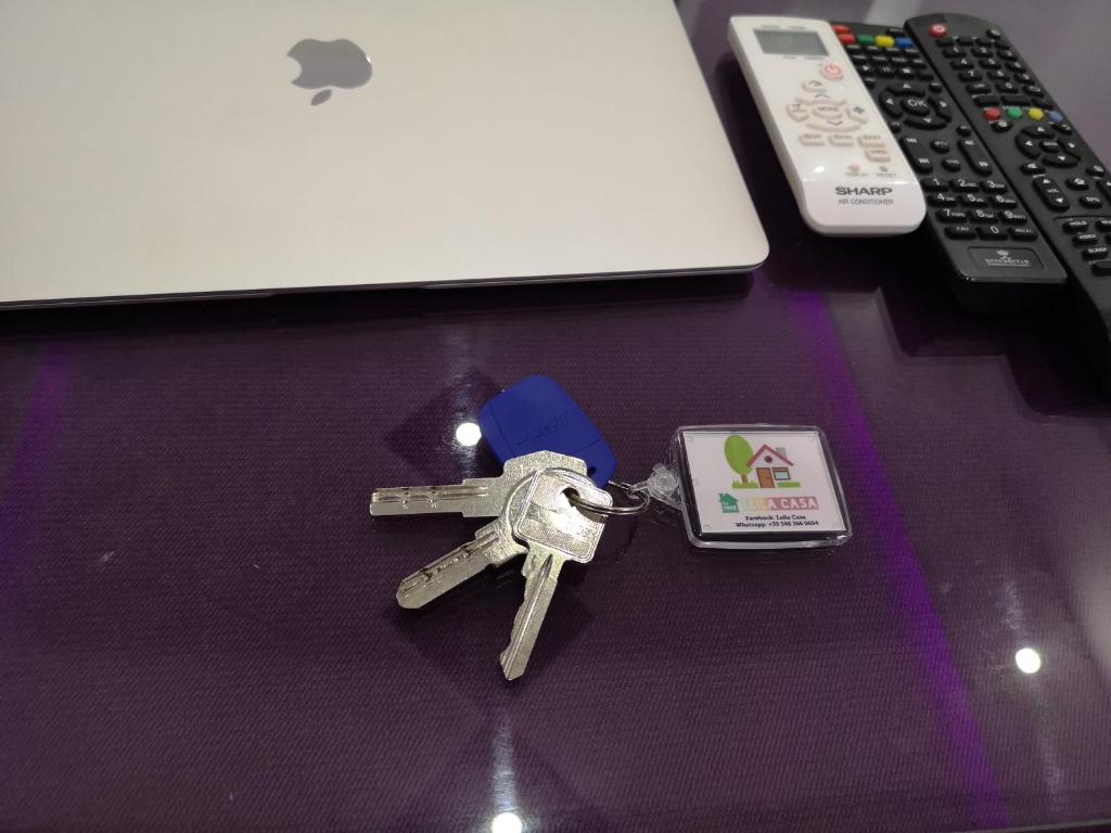 ein Paar Schlüssel auf einem Tisch neben einem Laptop in der Unterkunft Leila casa in Alexandria
