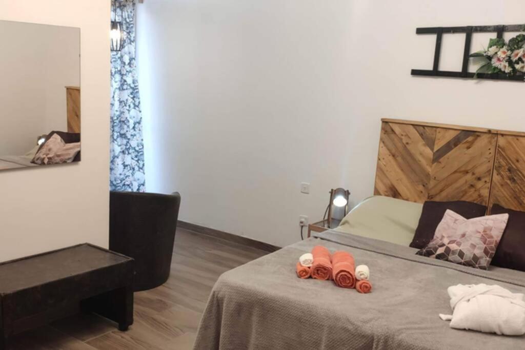una camera con un letto, un tavolo e un pianoforte di REBAK PLACE- A Bright & charming getaway a Marsaskala