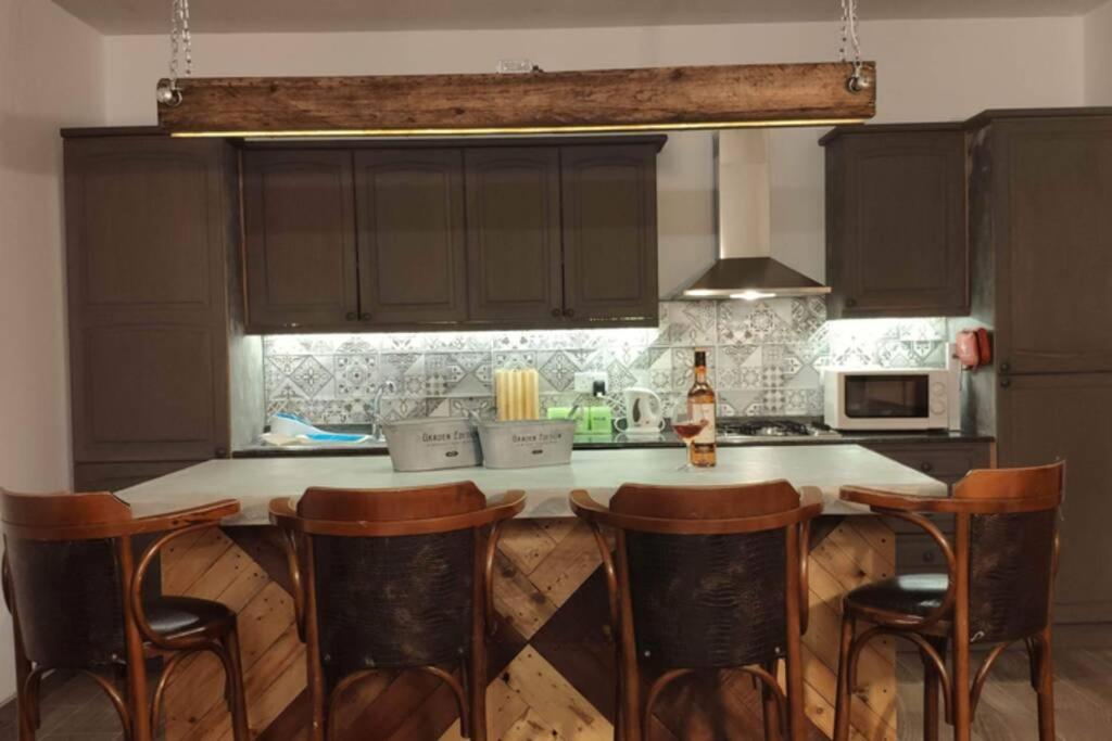 Cucina o angolo cottura di REBAK PLACE- A Bright & charming getaway