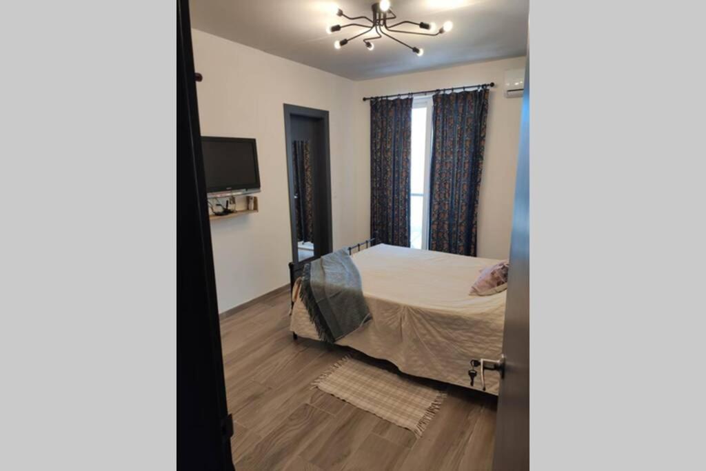 Letto o letti in una camera di REBAK PLACE- A Bright & charming getaway