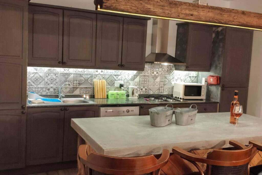 Cucina o angolo cottura di REBAK PLACE- A Bright & charming getaway