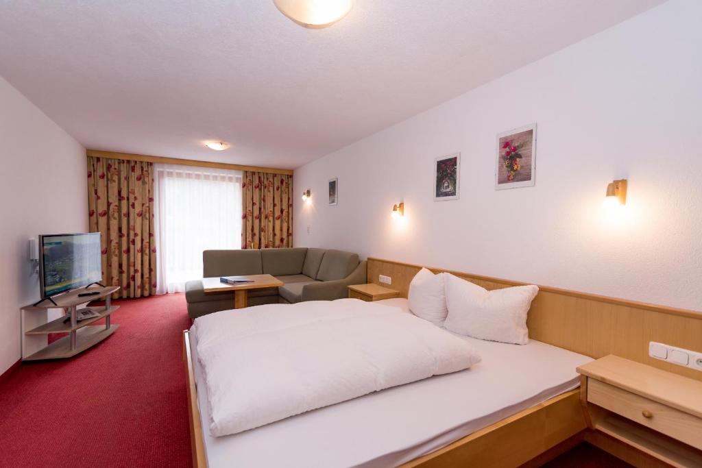 TV a/nebo společenská místnost v ubytování Hotel Silvretta
