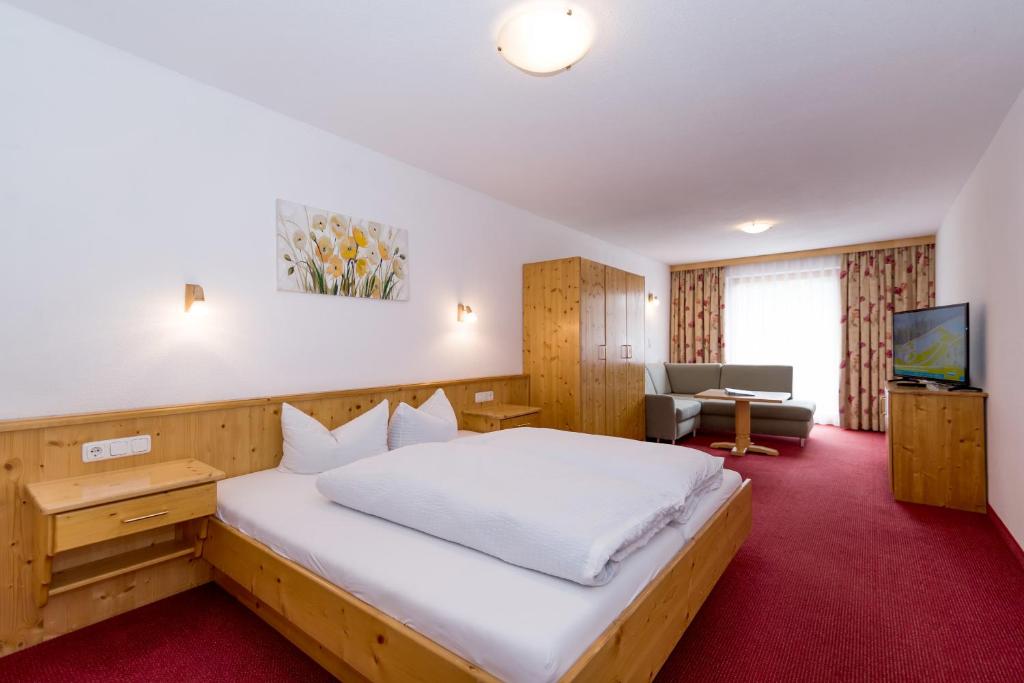 Postel nebo postele na pokoji v ubytování Hotel Silvretta