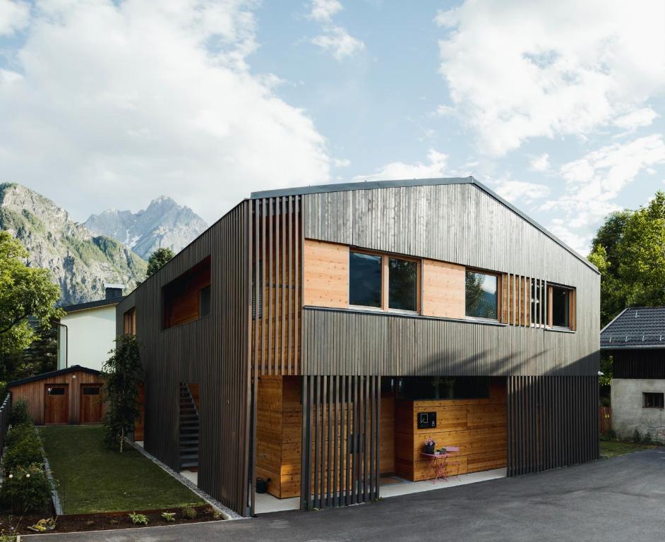 ein modernes Haus mit Holzvertäfelungen in der Unterkunft Apart Rauchkofel in Lienz