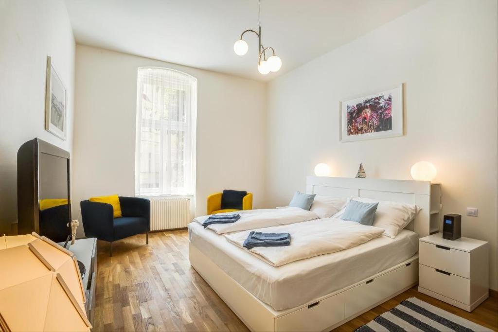 Telewizja i/lub zestaw kina domowego w obiekcie Apartman Karlovarská