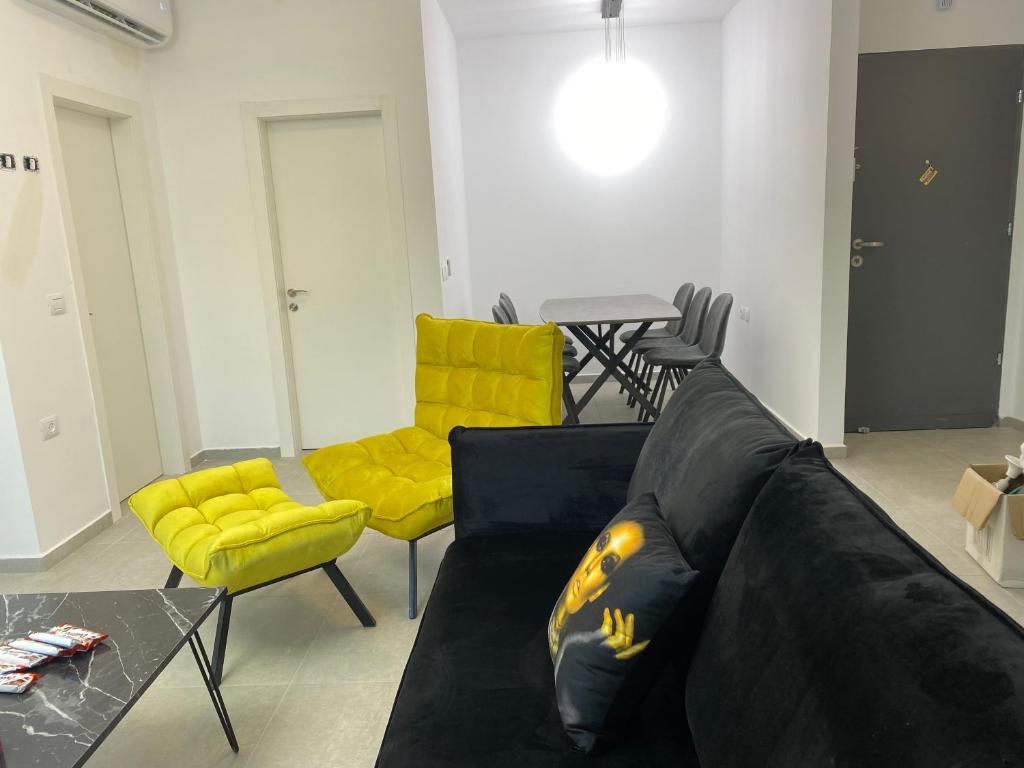 ein Wohnzimmer mit einem Sofa und gelben Stühlen in der Unterkunft New! Luxus Holon for 11 people (5min from TLV) in Cholon