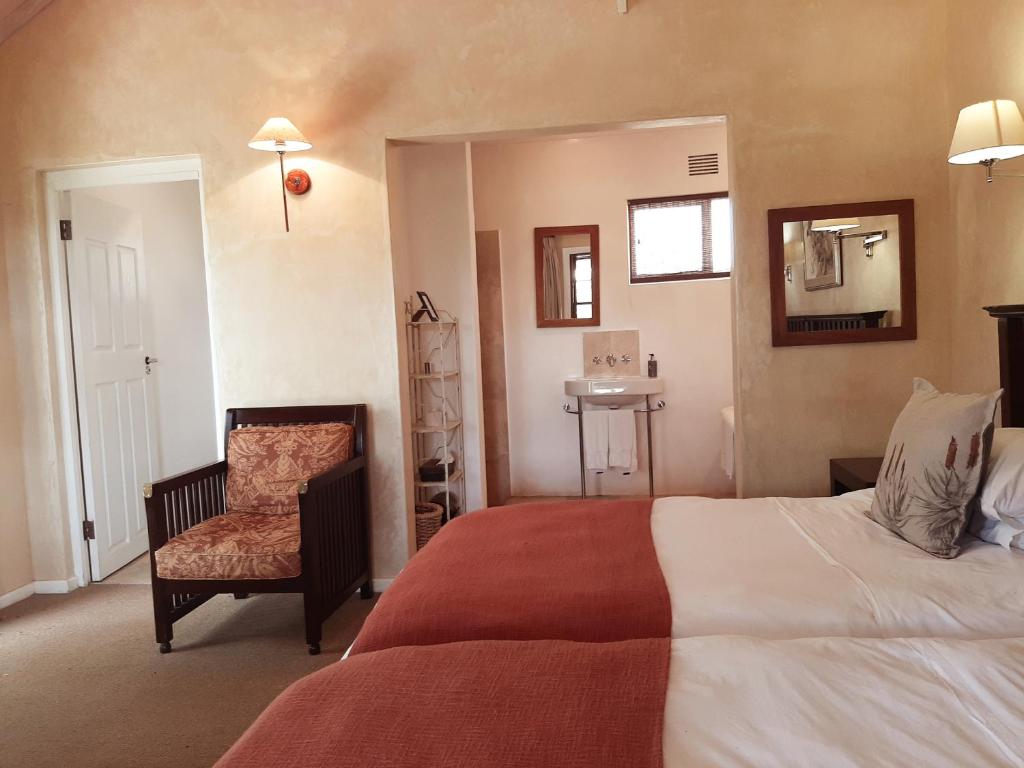 Postel nebo postele na pokoji v ubytování Leeuwenbosch Shearers Lodge - Amakhala Game Reserve