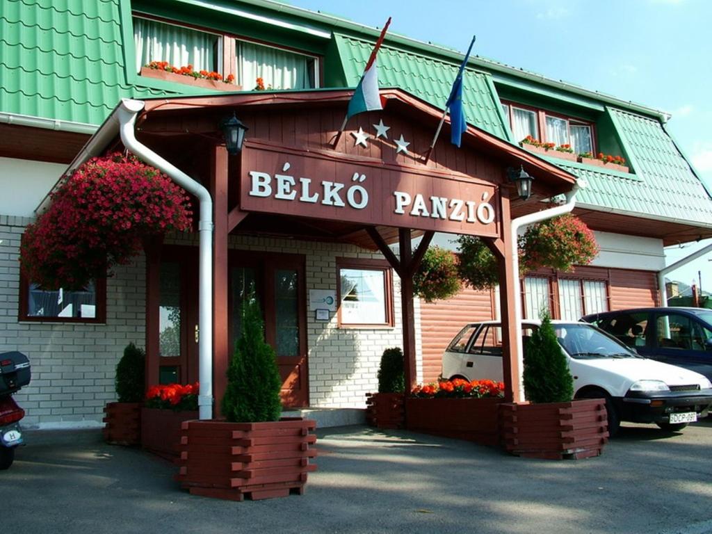 貝拉帕法瓦的住宿－Bélkő Panzió，带有读取贝塔帕纳帕标志的建筑