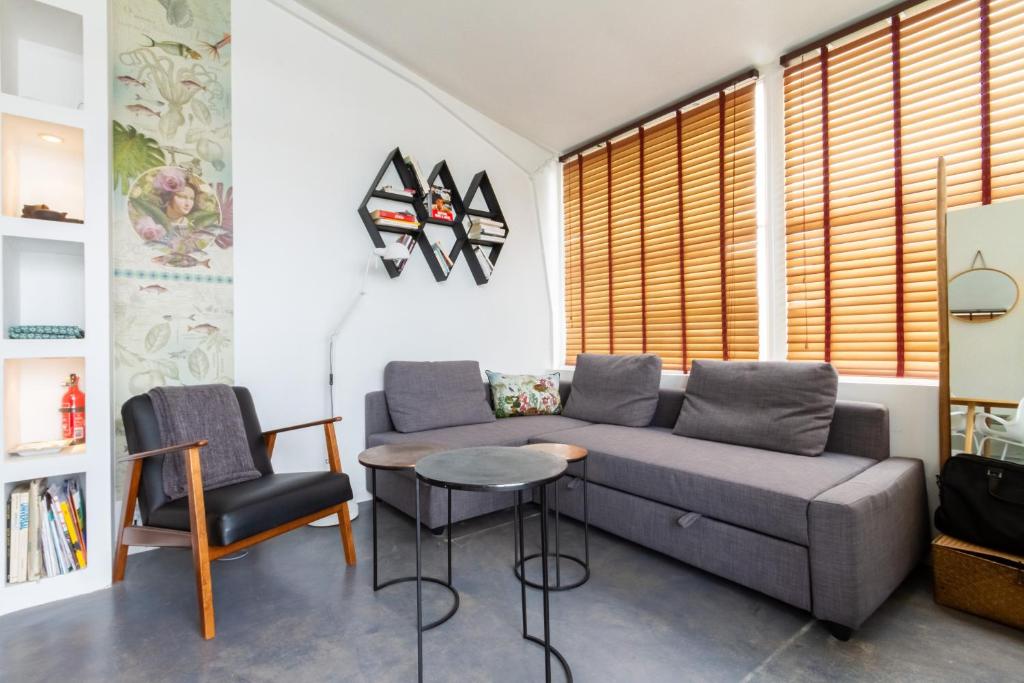 un salon avec un canapé, une table et des chaises dans l'établissement Portus, à Pornichet