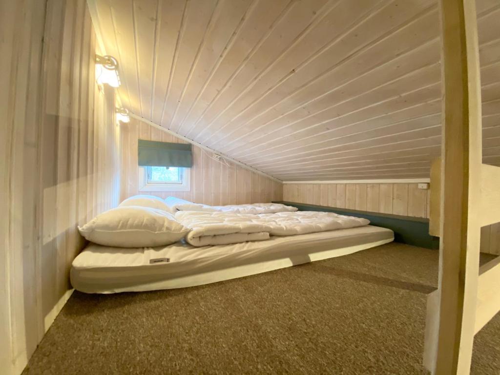 Postel nebo postele na pokoji v ubytování Vennebo - Koselig liten hytte med alle fasiliteter