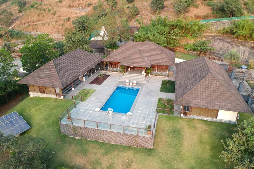 Piscina de la sau aproape de StayVista's Vyoman Villa - Experience a valley view, lush lawn, spa, and yoga retreat