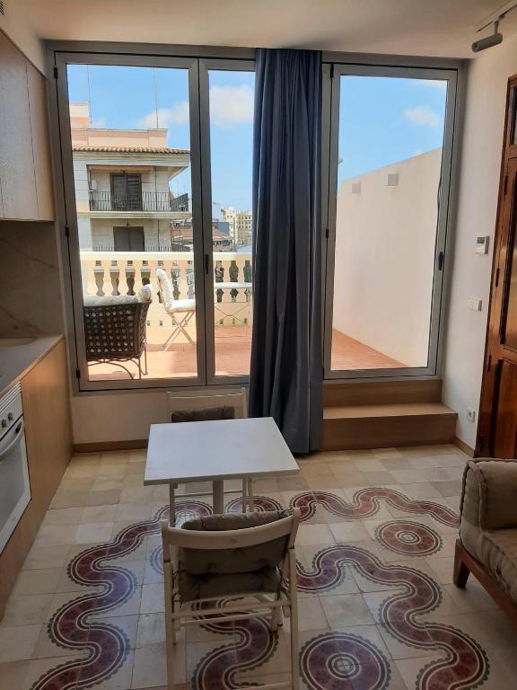 A balcony or terrace at Bonito estudio en el centro de Valencia