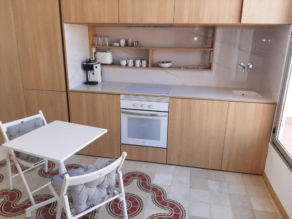 A kitchen or kitchenette at Bonito estudio en el centro de Valencia