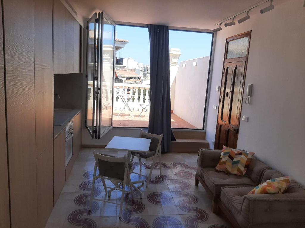 A television and/or entertainment centre at Bonito estudio en el centro de Valencia