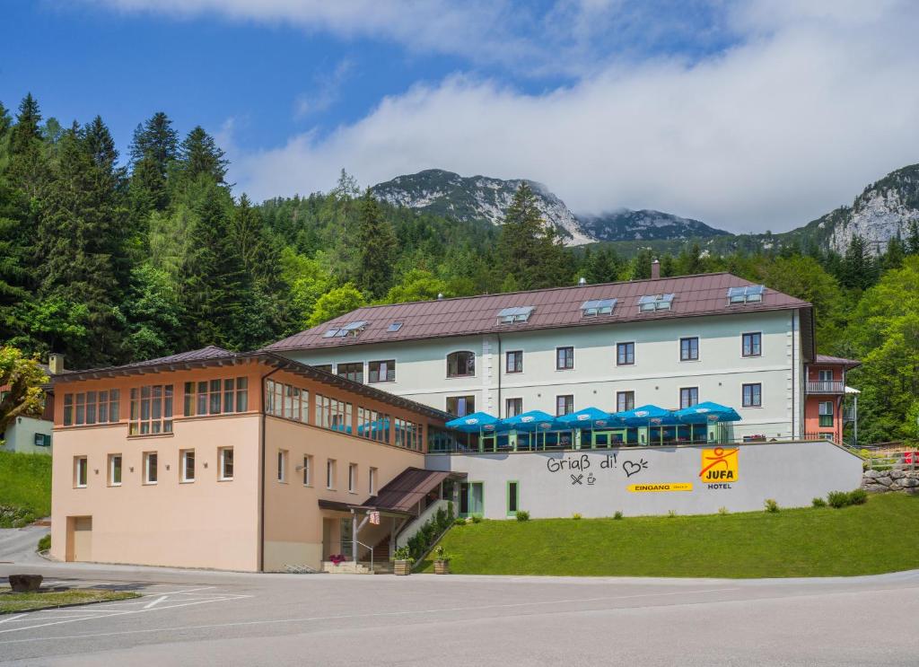 ein großes Gebäude vor einem Berg in der Unterkunft JUFA Hotel Altaussee in Altaussee