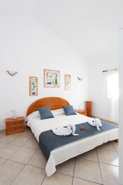Postel nebo postele na pokoji v ubytování Casa Naranja - Heated Pool - BBQ - Terrace - Free Wifi - Child & Pet-Friendly - 3 bedrooms - 6 people