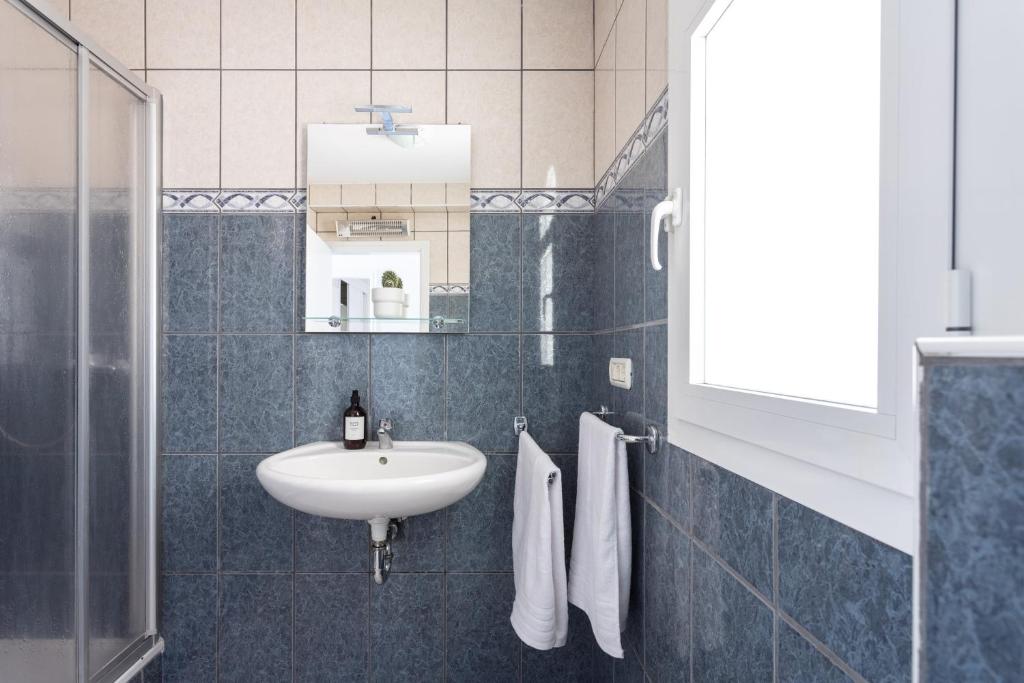 Koupelna v ubytování Casa Naranja - Heated Pool - BBQ - Terrace - Free Wifi - Child & Pet-Friendly - 3 bedrooms - 6 people