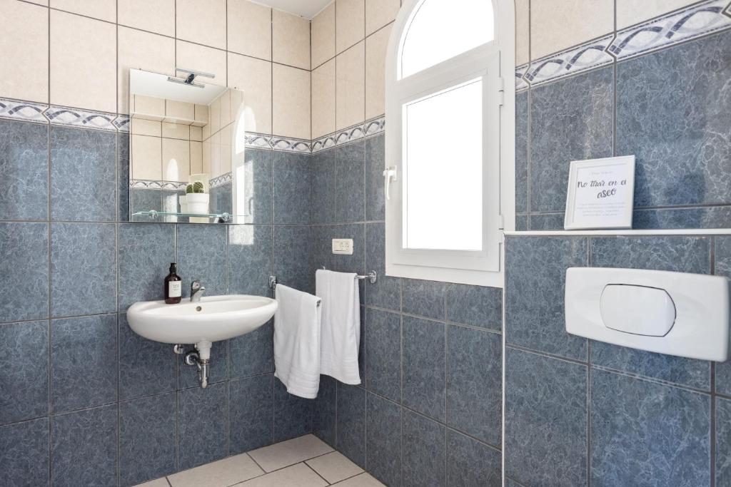 Koupelna v ubytování Casa Naranja - Heated Pool - BBQ - Terrace - Free Wifi - Child & Pet-Friendly - 3 bedrooms - 6 people