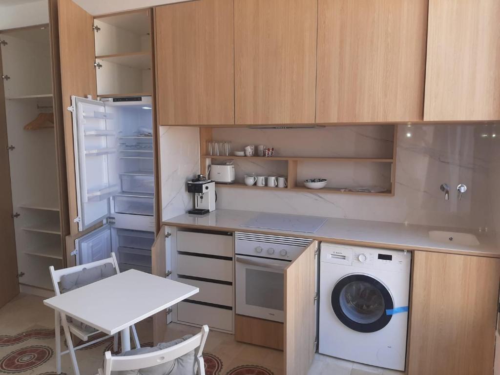 A kitchen or kitchenette at Bonito estudio en el centro de Valencia