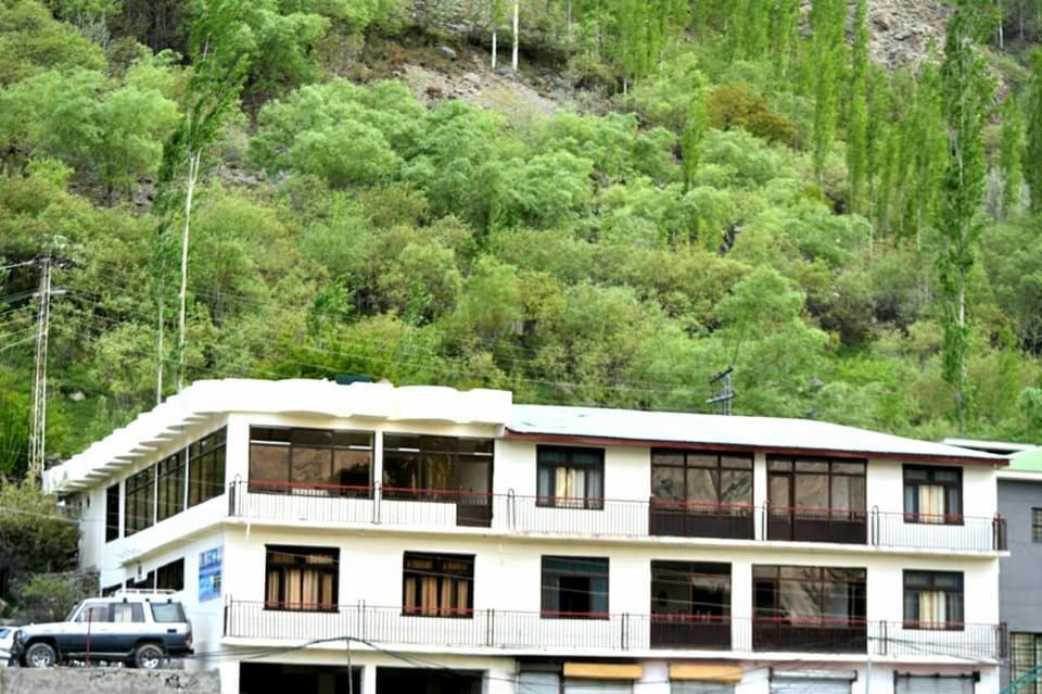 un bâtiment blanc avec un camion garé devant lui dans l'établissement Shalimar Hotel And Restaurant, à Ponedas