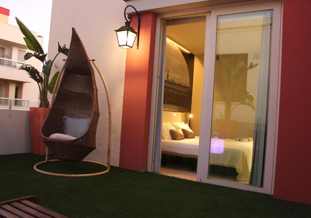 Habitación con cama y silla en Apartamentos Sevilla Centro, en Sevilla