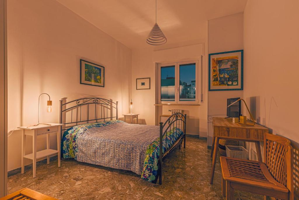 una camera con letto e scrivania di RobertONE Guest House a Bari
