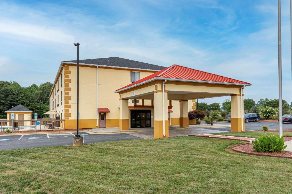 ein großes gelbes Gebäude mit rotem Dach in der Unterkunft Comfort Inn & Suites Mocksville I-40 in Mocksville