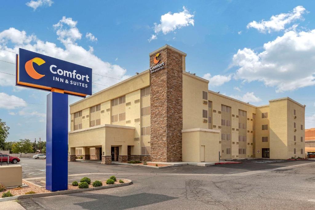 um sinal de hotel em frente a um edifício em Comfort Inn & Suites Albuquerque Downtown em Albuquerque