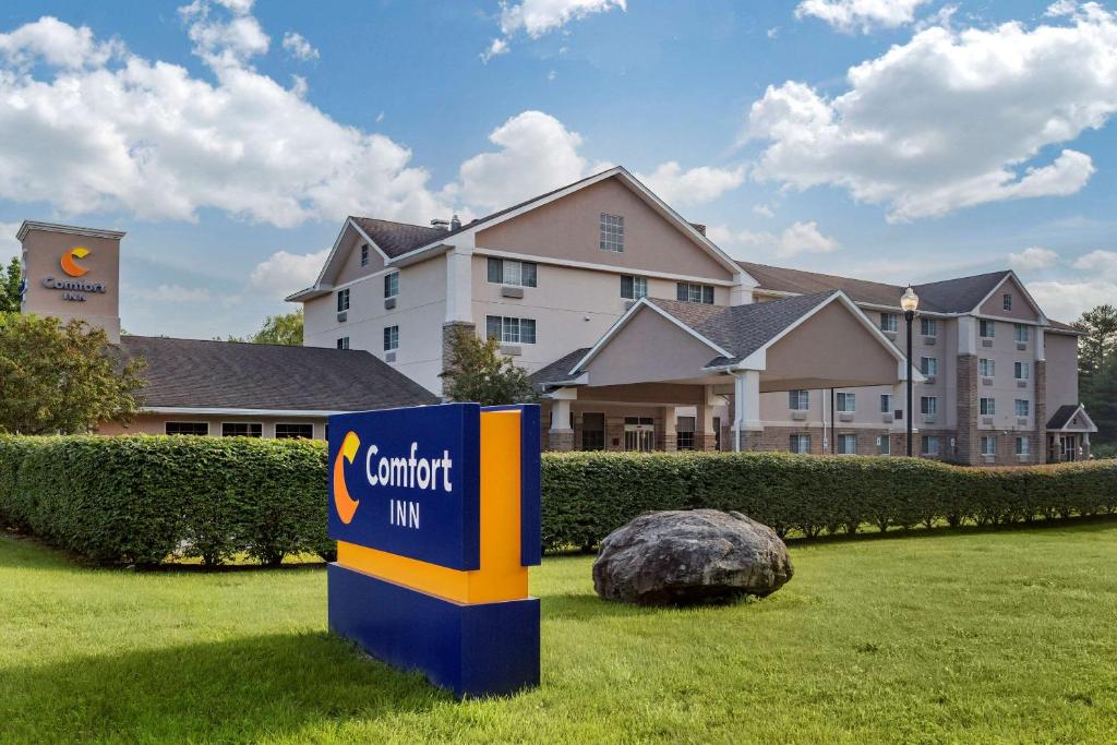 a sign in the grass in front of a building at Comfort Inn in Preston