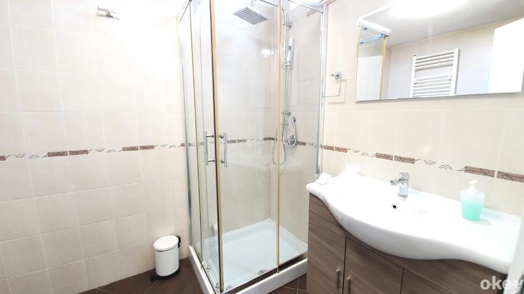łazienka z prysznicem i umywalką w obiekcie Domus Garruba - Casa Vacanze Bari w mieście Bari