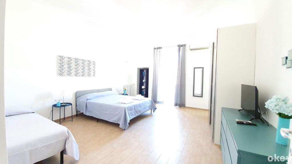 Pokój szpitalny z łóżkiem i telewizorem w obiekcie Domus Garruba - Casa Vacanze Bari w mieście Bari