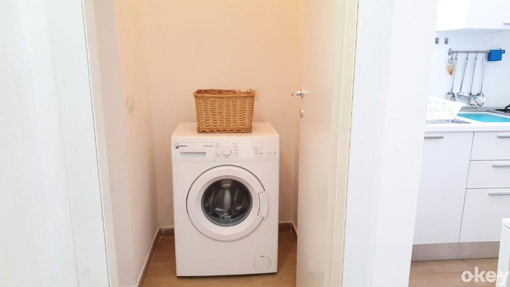 pralnia z pralką i suszarką w obiekcie Domus Garruba - Casa Vacanze Bari w mieście Bari