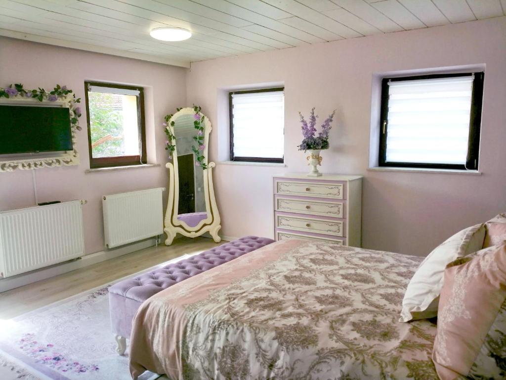 Ein Bett oder Betten in einem Zimmer der Unterkunft Lighane's Studio with Sailor Moon Room