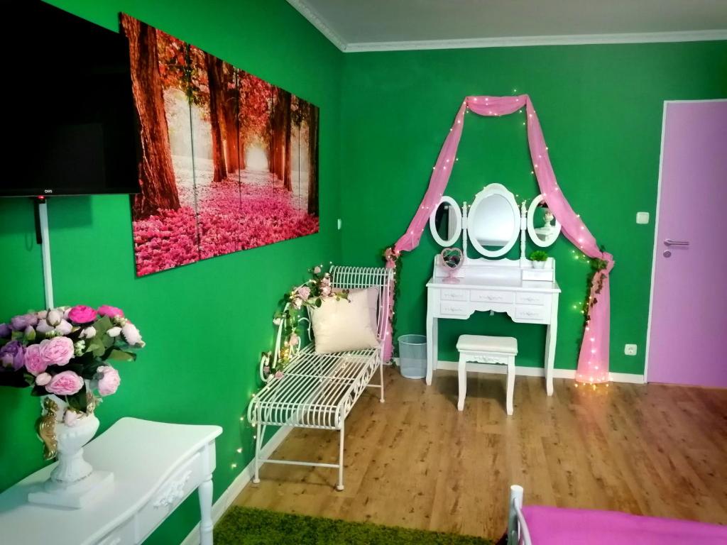 TV a/nebo společenská místnost v ubytování Lighane's Studio with Sailor Moon Room