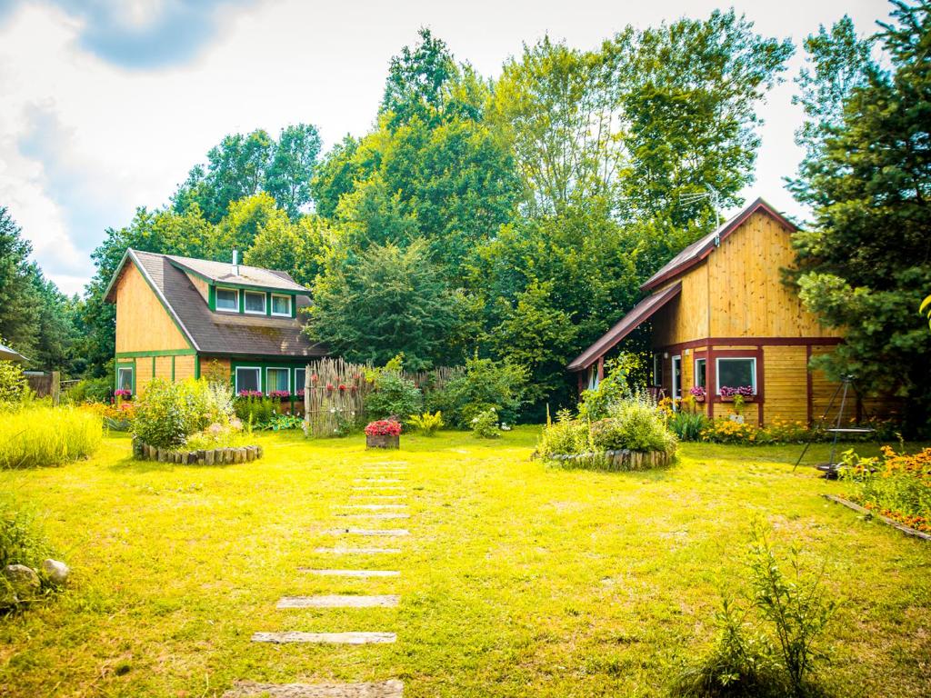 uma casa no meio de um quintal em tuŻur domki nad potokiem em Osie