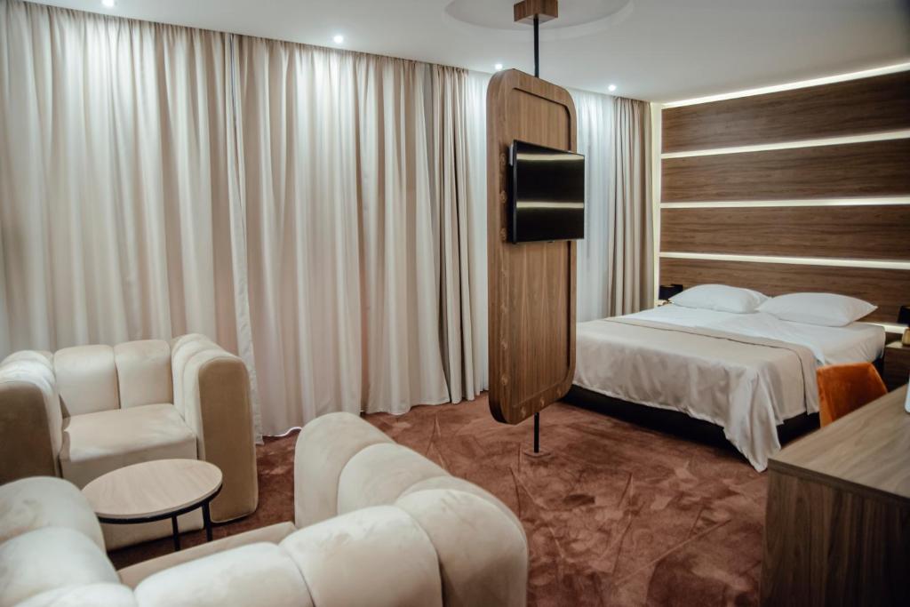 ノヴィ・パザルにあるMK Premierのベッドとテレビ付きのホテルルーム