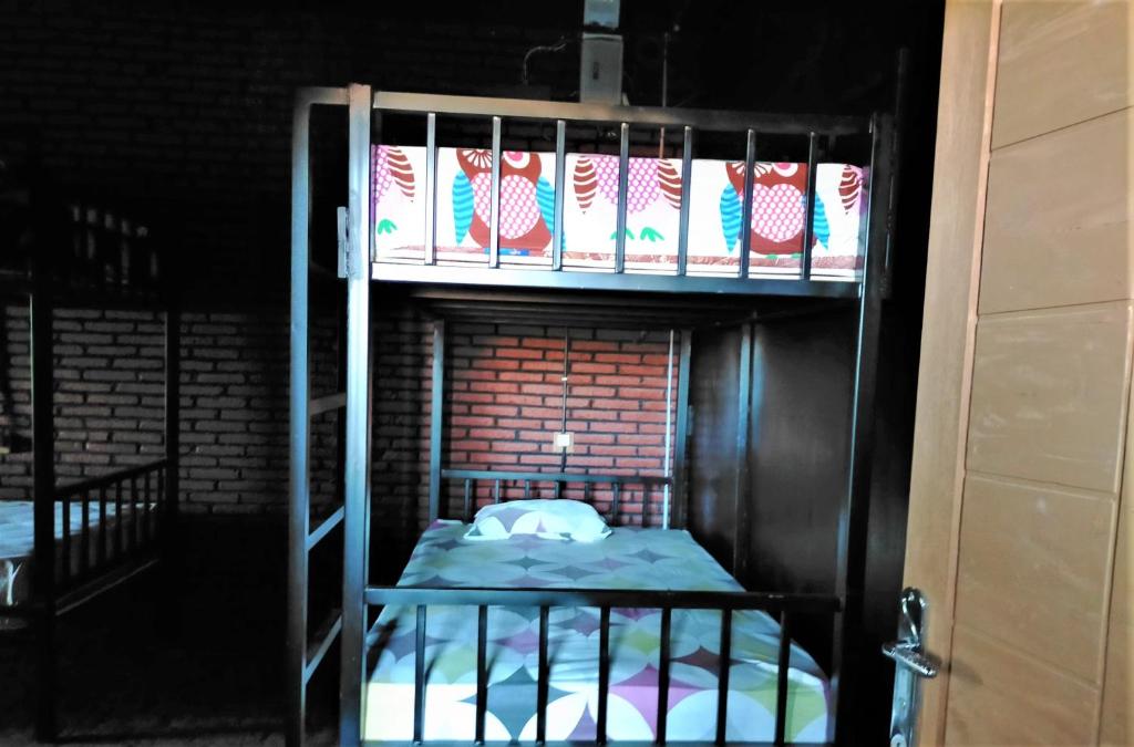 Letto o letti in una camera di Kendang Kempul Hostel