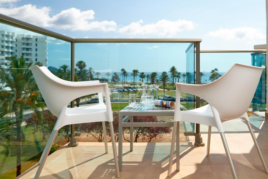 A balcony or terrace at Hipotels Cala Millor Park