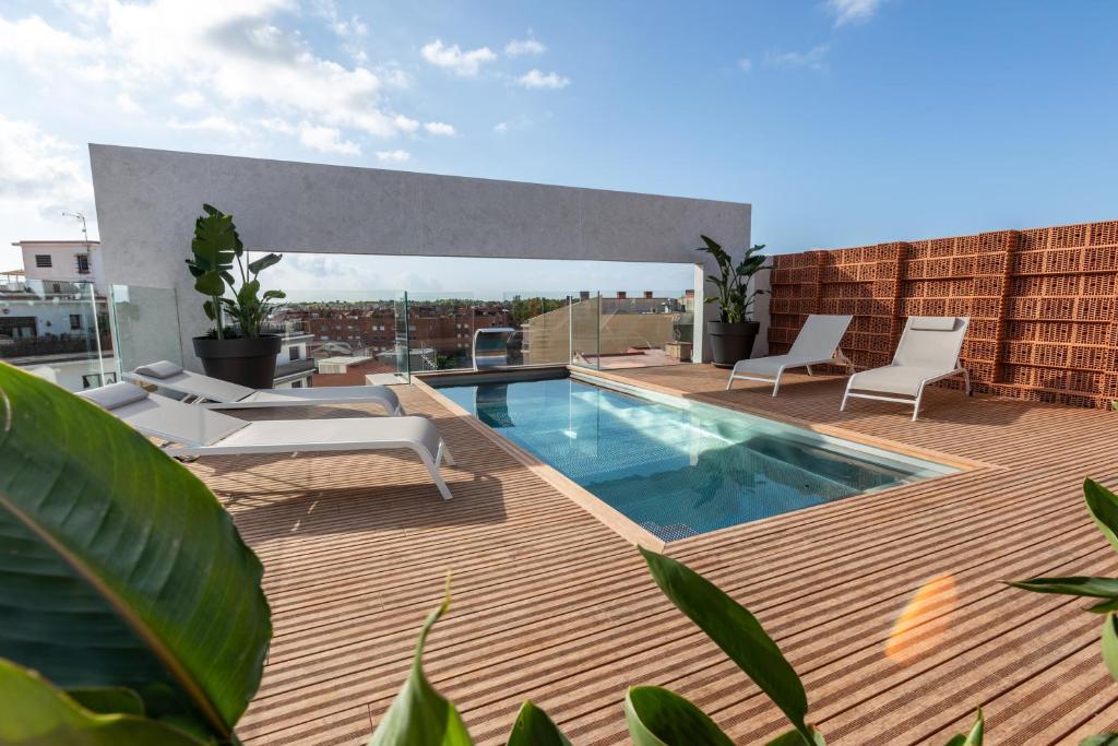 um terraço no último piso com uma piscina num edifício em Art Apartments em Castelldefels