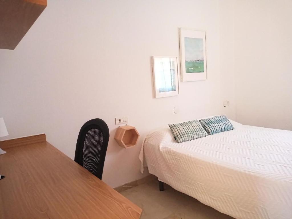 Łóżko lub łóżka w pokoju w obiekcie Atico Torremolinos