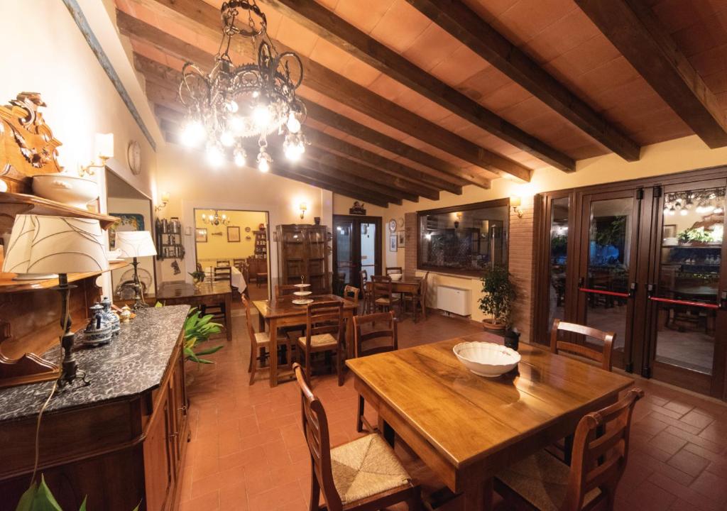 jadalnia z drewnianym stołem i krzesłami w obiekcie Il Sorgituro - Agriturismo w mieście Postiglione