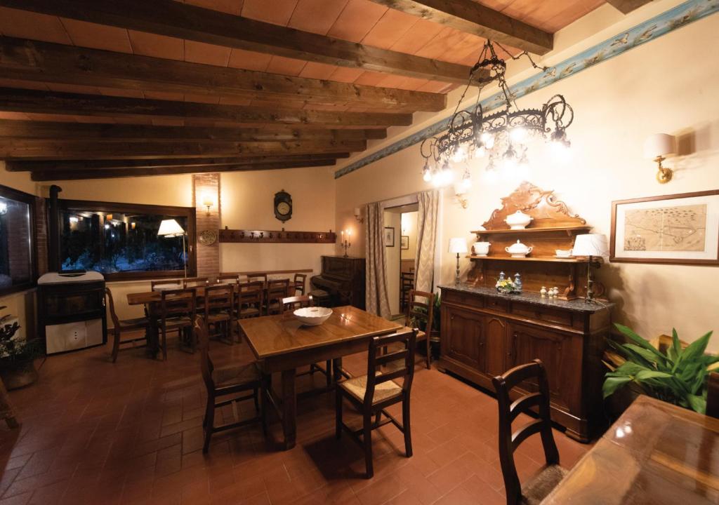 jadalnia ze stołem i krzesłami w obiekcie Il Sorgituro - Agriturismo w mieście Postiglione