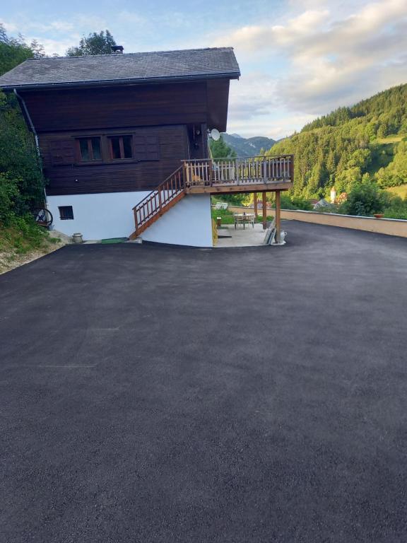 une maison avec une terrasse sur le côté dans l'établissement Le chant de la rivière, à Le Massot