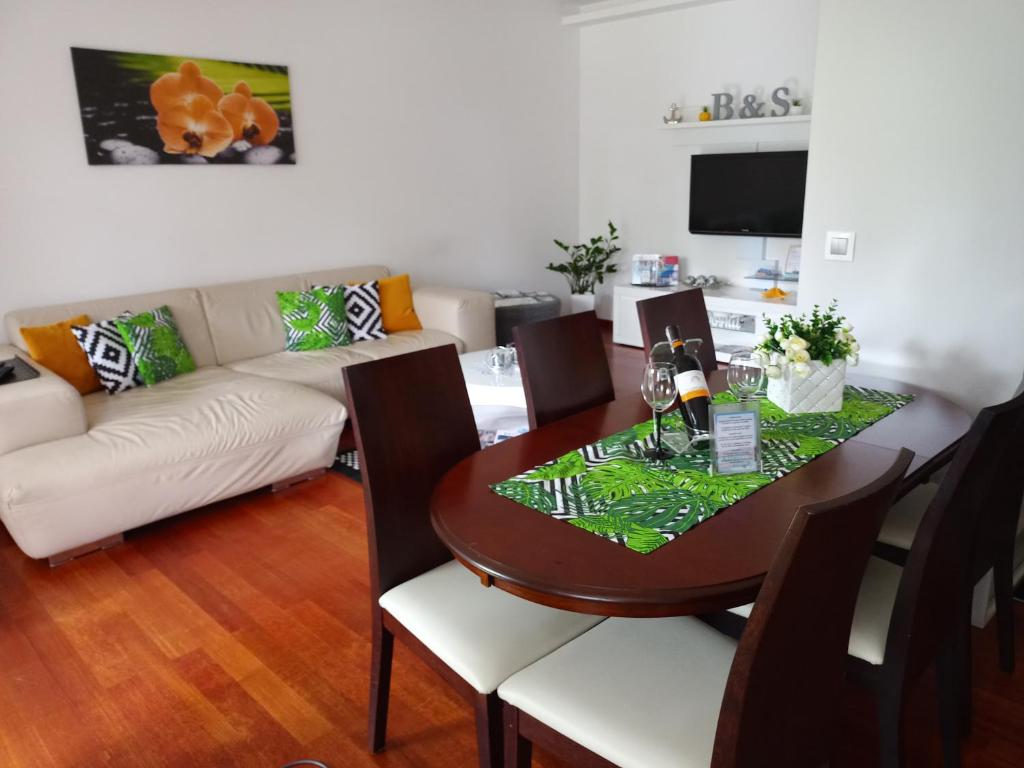 Televízia a/alebo spoločenská miestnosť v ubytovaní Apartament B & S - Free Garage Parking