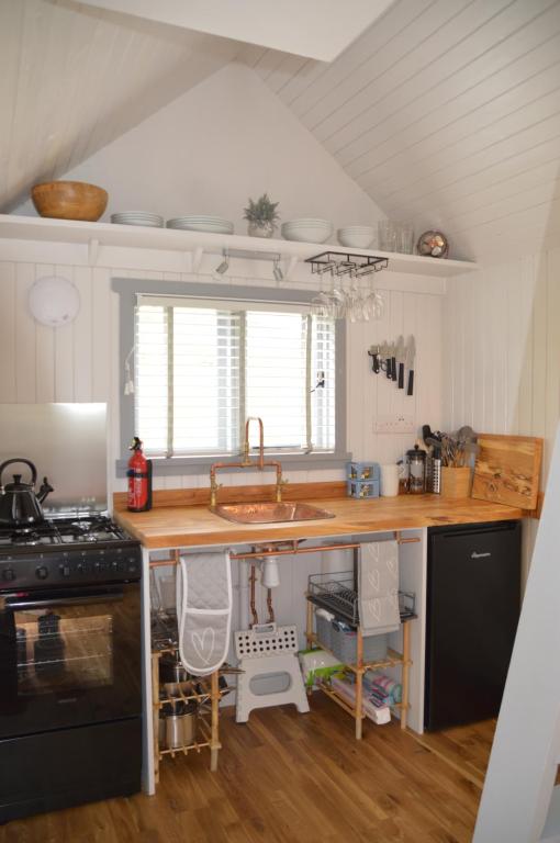 Kuchyň nebo kuchyňský kout v ubytování Corriemuckloch Unique Huts