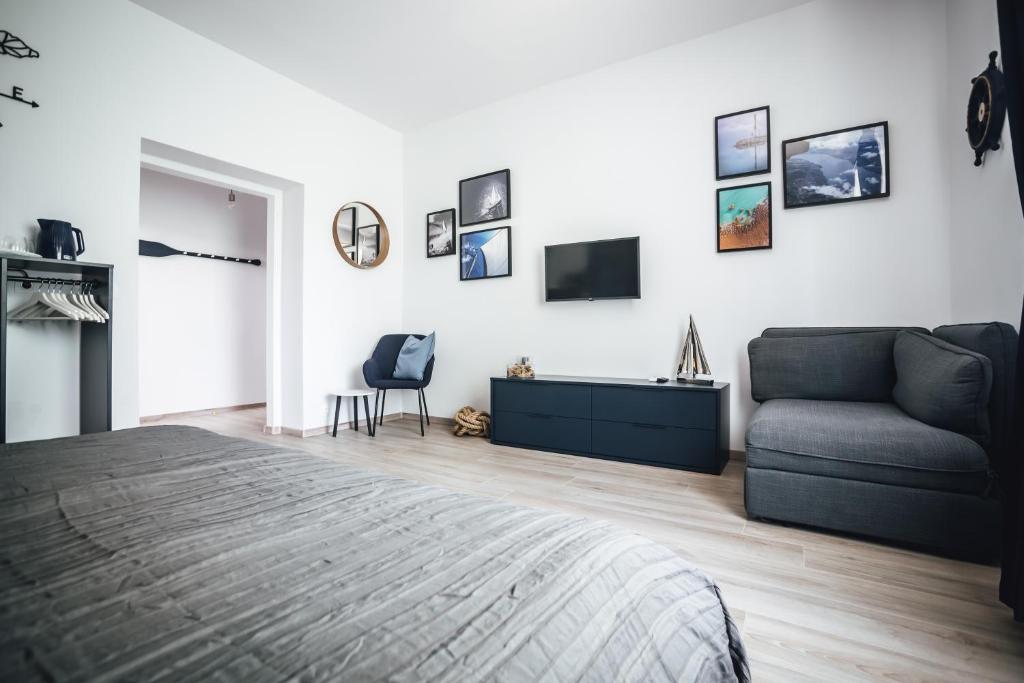 Telewizja i/lub zestaw kina domowego w obiekcie Élmény Balaton Hotel